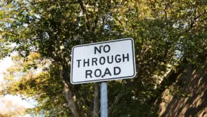 Panneau de signalisation interdisant l'accès routier dans une rue arborée à Angers.