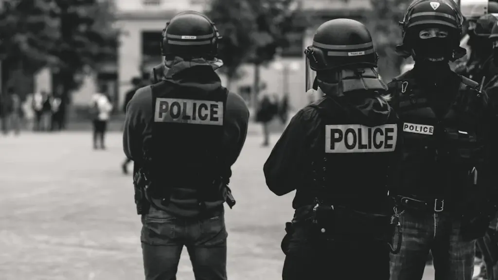 Agents de police en uniforme patrouillant dans une rue urbaine en France.