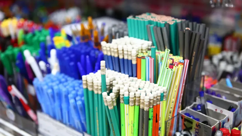Un assortiment de stylos et crayons colorés en papeterie pour la rentrée scolaire.
