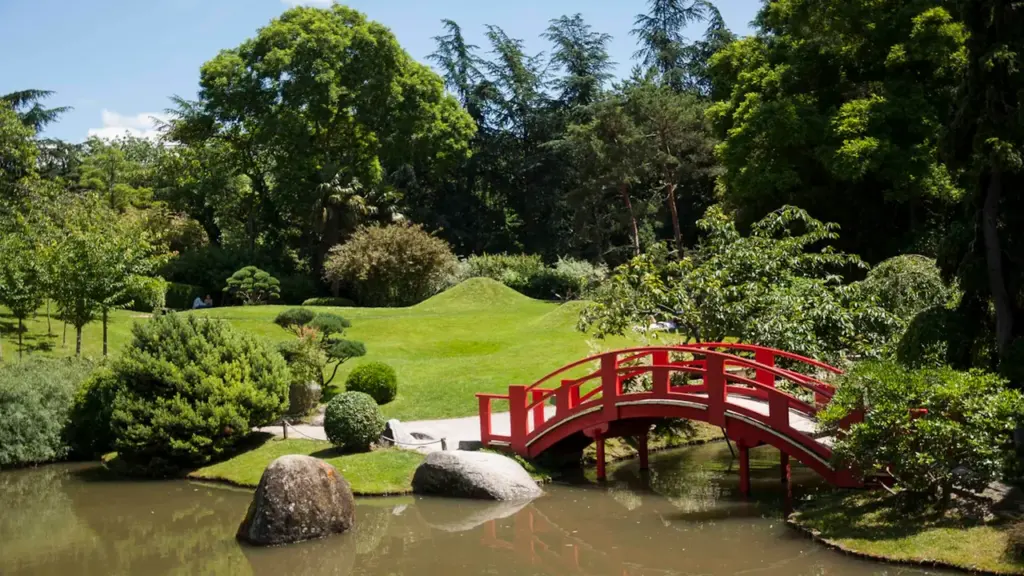 Pont rouge emblématique du jardin japonais de Compans-Caffarelli, fermé pour cause d'intempéries.