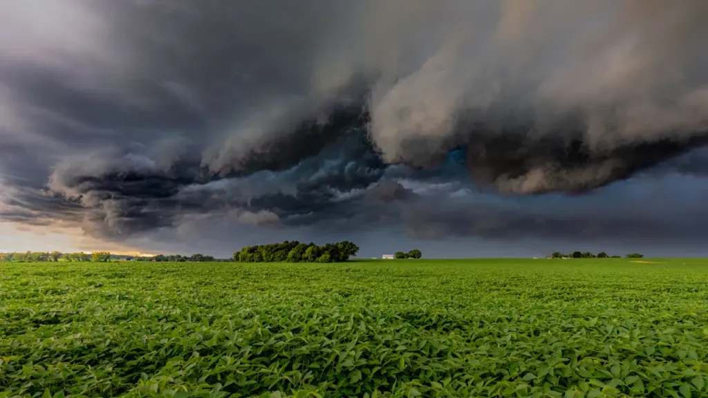 Un paysage rural menacé par des nuages d'orage sombres et impressionnants en Indre-et-Loire.