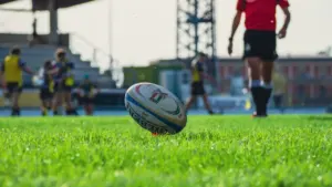 Un ballon de rugby posé sur le terrain lors d'un match officiel.
