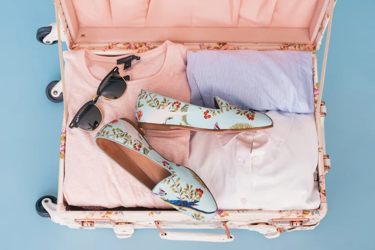 Cadeaux pour voyageurs : les vérifications utiles avant d’acheter