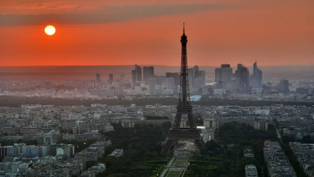 Vue aérienne spectaculaire de la tour Eiffel au coucher du soleil à Paris.