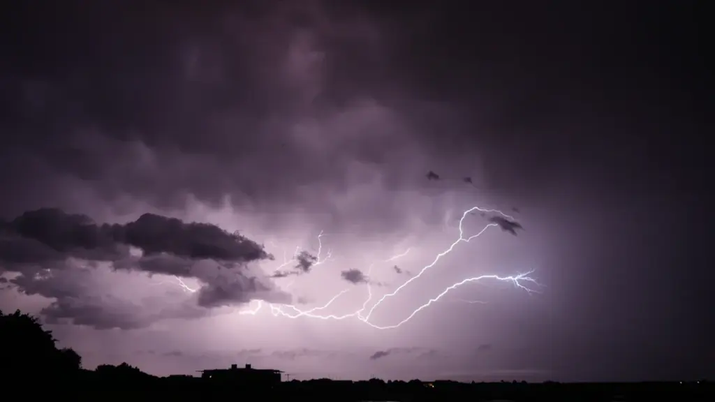 Un orage avec éclairs menaçant le ciel au-dessus d'une ville française.