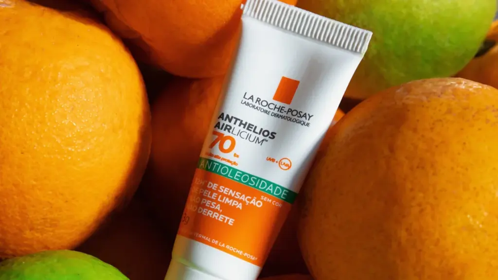 Tube de crème solaire sur fond d'agrumes orangés rappelant la canicule à Courbevoie.