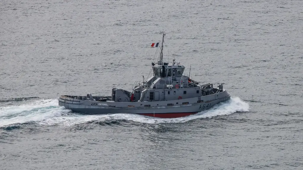 Un remorqueur de la Marine nationale naviguant au large de la rade de Toulon.