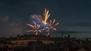 Un magnifique feu d'artifice illumine le ciel nocturne au-dessus de la ville de Fréjus.