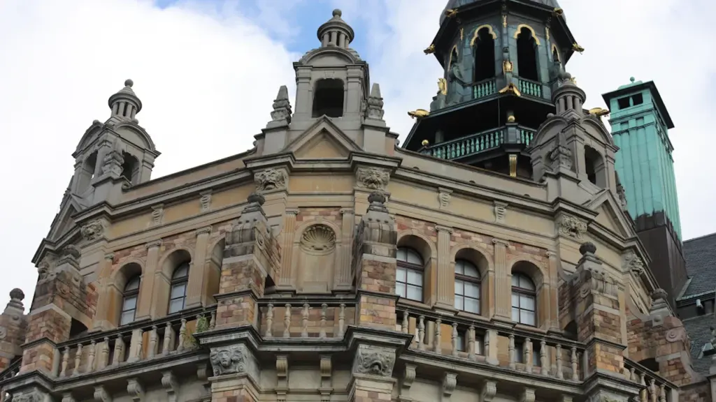 Architecture majestueuse et historique d'un musée européen avec une tour en cuivre.