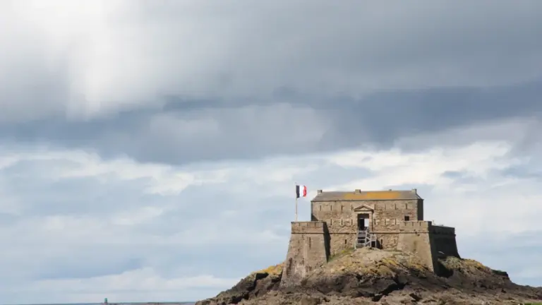 Le Petit Bé, fort historique Vauban situé sur un îlot rocheux près de Saint-Malo.