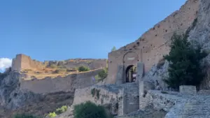Chemin de pierre menant à une ancienne porte de forteresse en pierre en Grèce