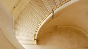 Escalier en colimaçon élégant au sein de l'Arsenal de Metz, salle de concert renommée.