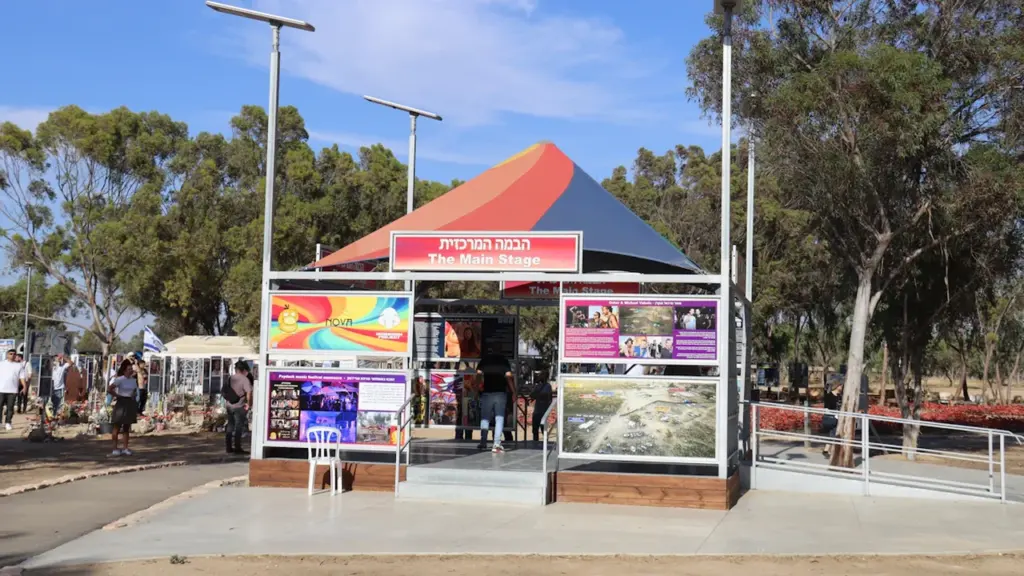 Une structure d'exposition extérieure colorée avec des panneaux d'information dans un parc public.
