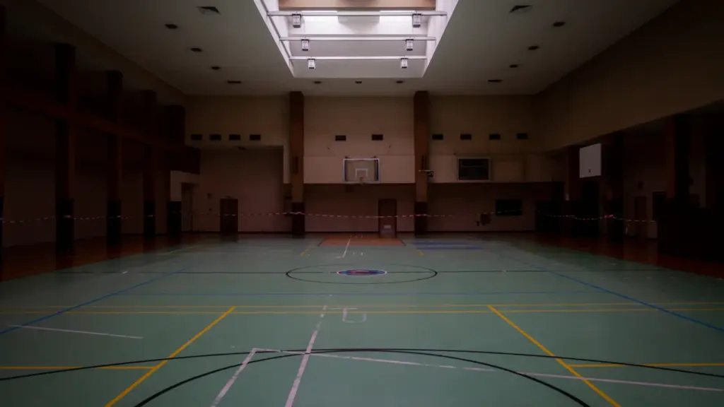 Un grand gymnase lumineux avec terrain de basket pour les activités sportives à Strasbourg.