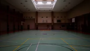 Un grand gymnase lumineux avec terrain de basket pour les activités sportives à Strasbourg.