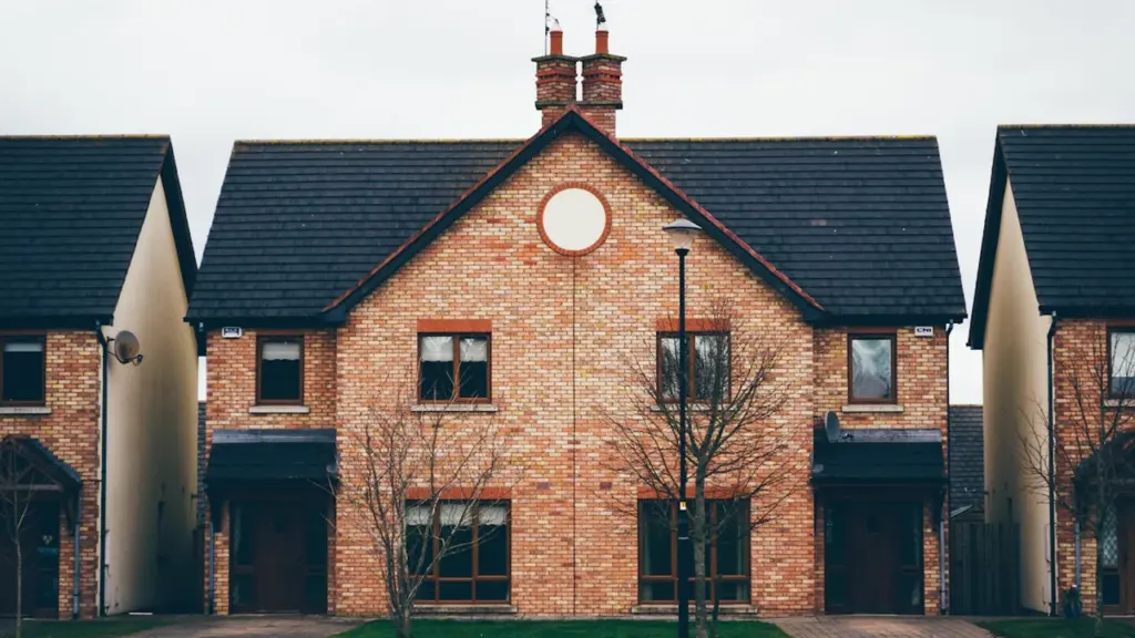 Façade de maisons en briques typiques pour une enquête auprès des foyers à Tours.