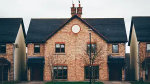 Façade de maisons en briques typiques pour une enquête auprès des foyers à Tours.