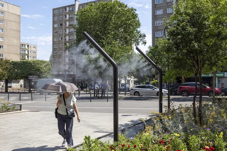 À Vitry, les habitants cherchent l’ombre pendant la canicule