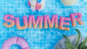 Gonflables colorés dans une piscine bleue pour illustrer les animations estivales à Croix.