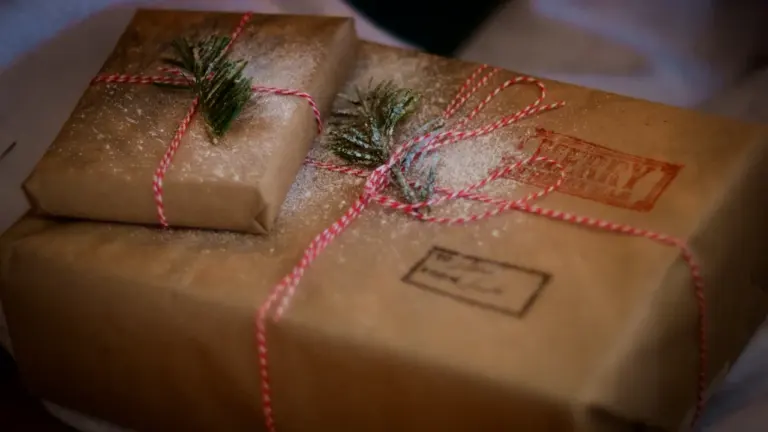 Cadeaux emballés dans du papier kraft avec de la ficelle, style artisanal et authentique.