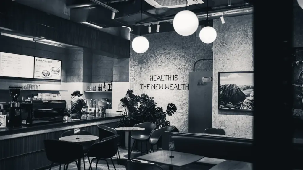 Intérieur moderne d'un café convivial, idéal pour des séances de détente et sophrologie.