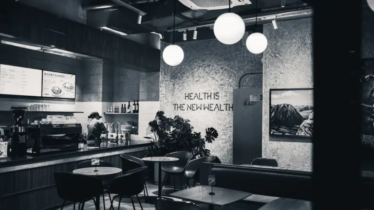 Intérieur moderne d'un café convivial, idéal pour des séances de détente et sophrologie.
