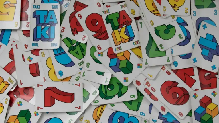 Un tas de cartes de jeu colorées avec des chiffres sur une table.