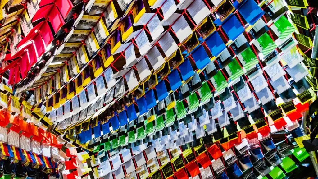 Installation artistique colorée composée de nombreux éléments suspendus formant un prisme visuel intense.