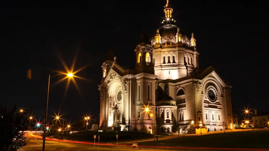 Vue nocturne illuminée de la cathédrale de Saint-Paul lors des célébrations estivales.