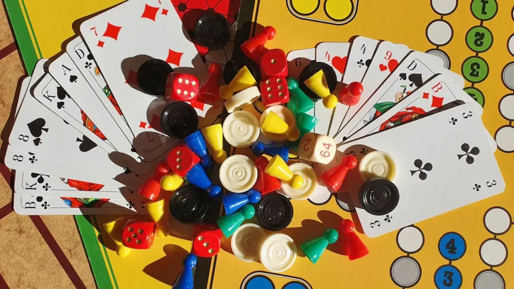 Divers jeux de société colorés étalés sur une table pour des animations.