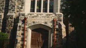Entrée historique d'un bâtiment en pierre avec une porte en bois.