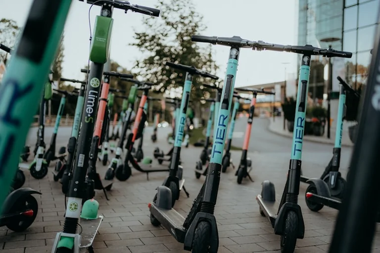 À Courbevoie, les trottinettes changent de règles