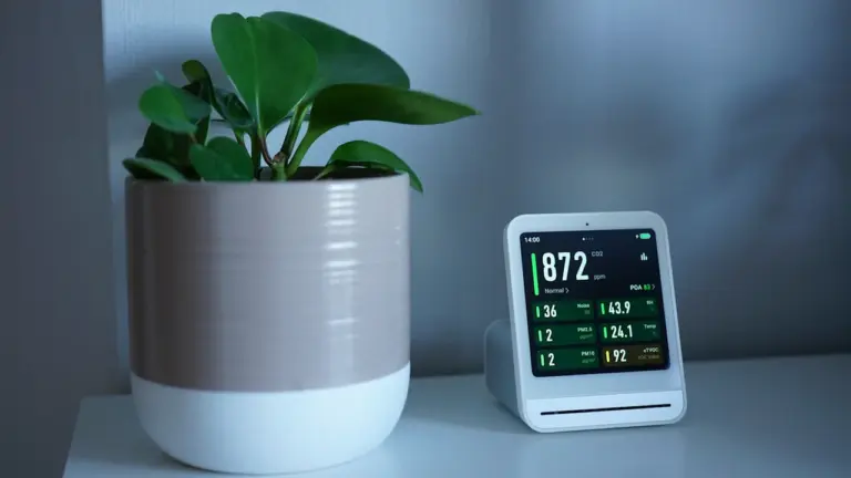 Un moniteur de qualité de l'air numérique affichant des niveaux de pollution élevés.