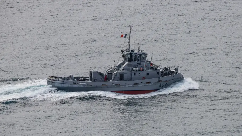Un remorqueur de la Marine nationale naviguant sur les eaux de Toulon.
