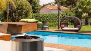 Une terrasse ensoleillée avec piscine symbolisant la chaleur intense de la canicule estivale.