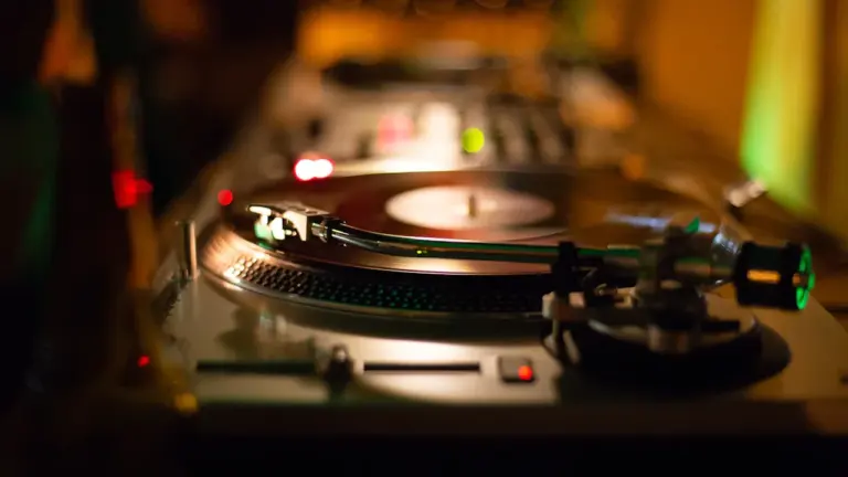 Platine vinyle professionnelle utilisée par un DJ lors d'un événement de culture urbaine.