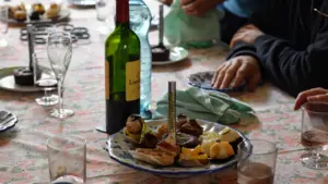 Une table conviviale préparée pour un dîner avec des plats à partager.