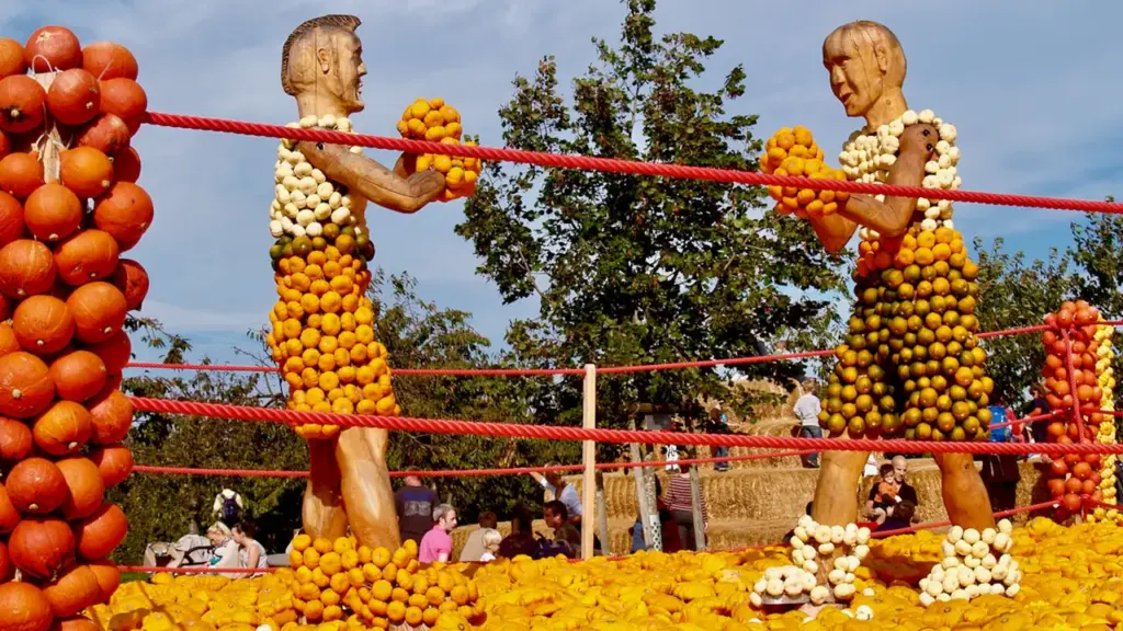 Sculptures créées avec des mirabelles lors d'une fête locale en France.