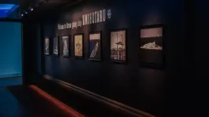 Galerie d'exposition murale avec des affiches informatives sur le thème maritime dans l'obscurité.