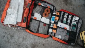 Trousse de secours médicale ouverte avec divers équipements de soins d'urgence.