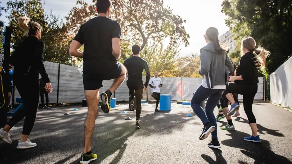 Un groupe de jeunes s'entraînant au sport dans un complexe en plein air.