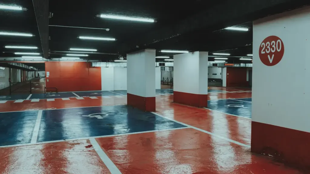 Vue d'un parking souterrain moderne et spacieux avec signalétique colorée à Grenoble.
