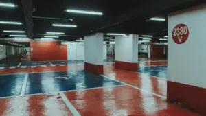 Vue d'un parking souterrain moderne et spacieux avec signalétique colorée à Grenoble.