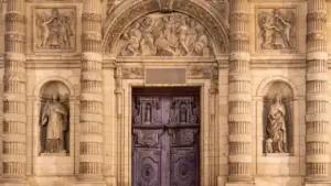 Façade architecturale impressionnante de l'église Saint-Étienne-du-Mont située au cœur de Paris.