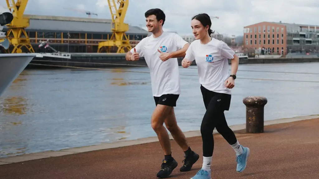 Un couple en pleine course à pied le long des quais de Seine à Rouen.