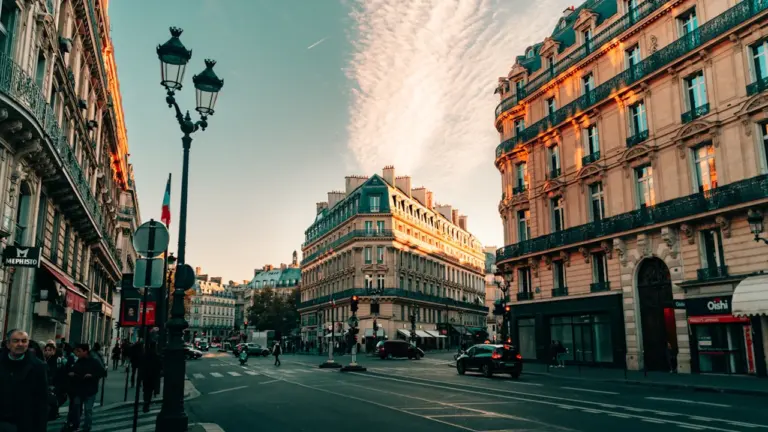 Vue aérienne des rues et de l'architecture urbaine dense à Paris, France.
