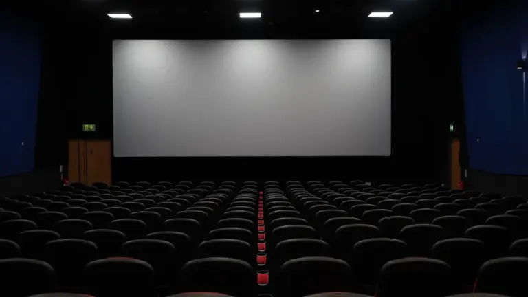 Vue d'une salle de cinéma vide avec des fauteuils rouges et noirs