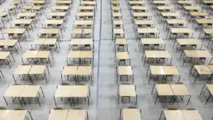 Vue plongeante sur une vaste salle vide avec des tables et chaises rangées.