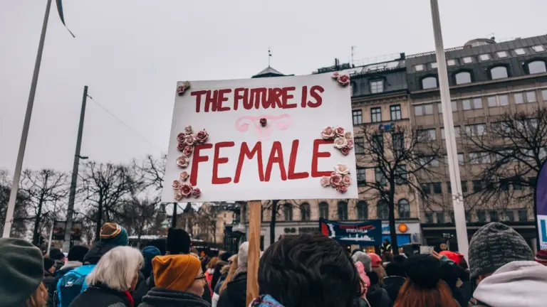 Une pancarte avec le slogan The Future Is Female lors d'une manifestation publique.
